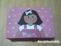 Joyero con niña pelo liso en rosa (18,95€)